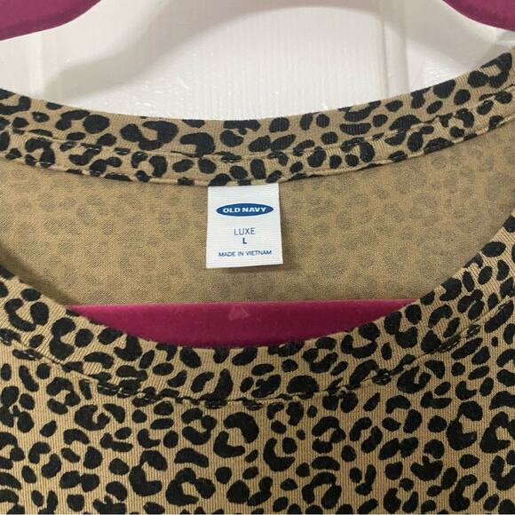 OLD NAVY • Luxe Leopard Printed Crew-Neck T-Shirt - Picture 4 of 6